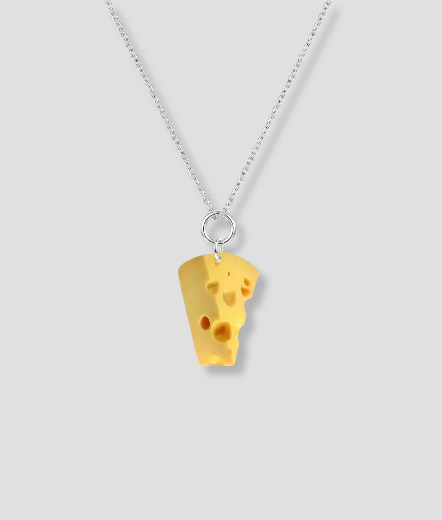 Zilverkleurige ketting met een punt kaas als hanger