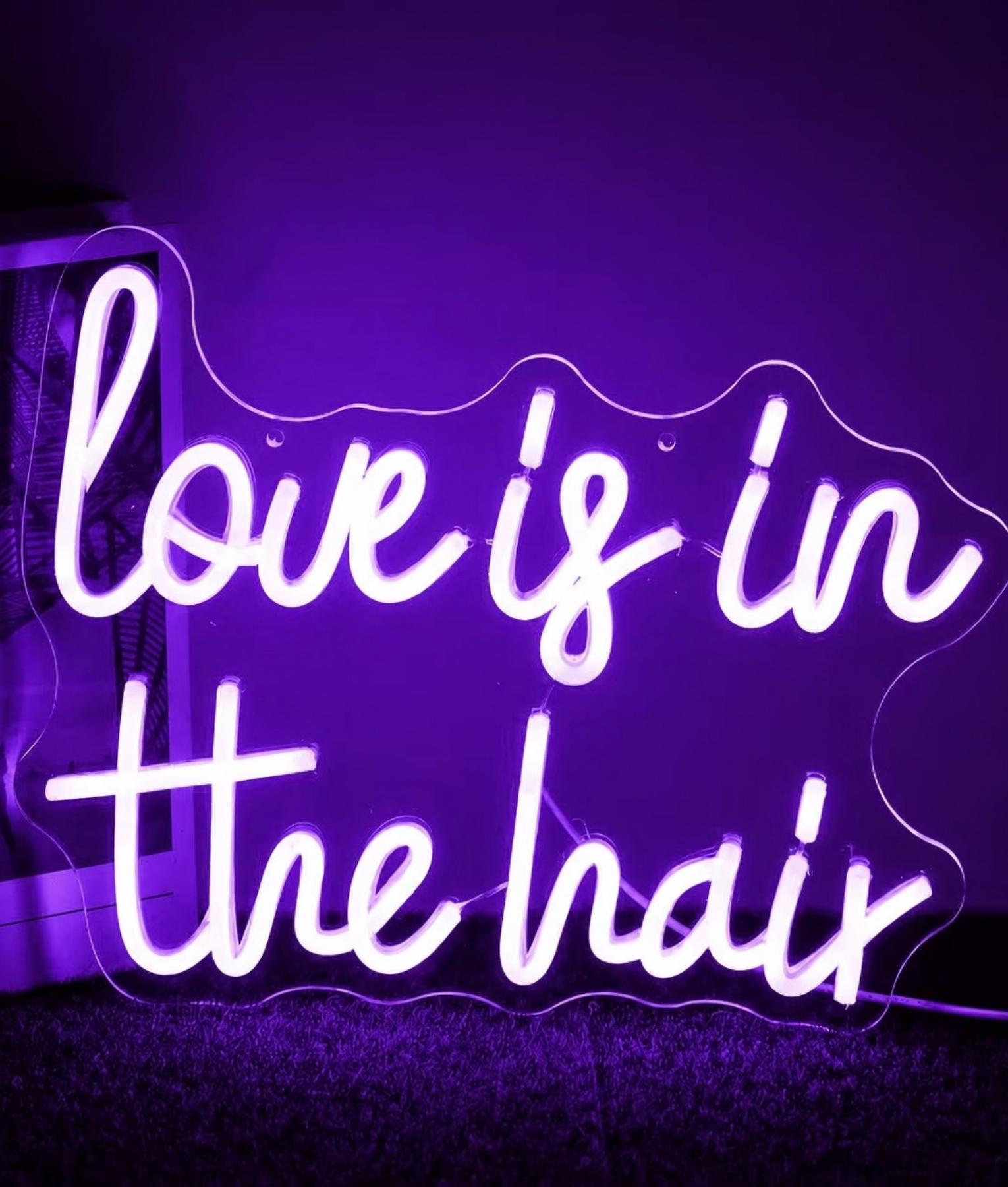 Love Is In The Hair neon lamp, de tekst Love Is In The Hair in paars