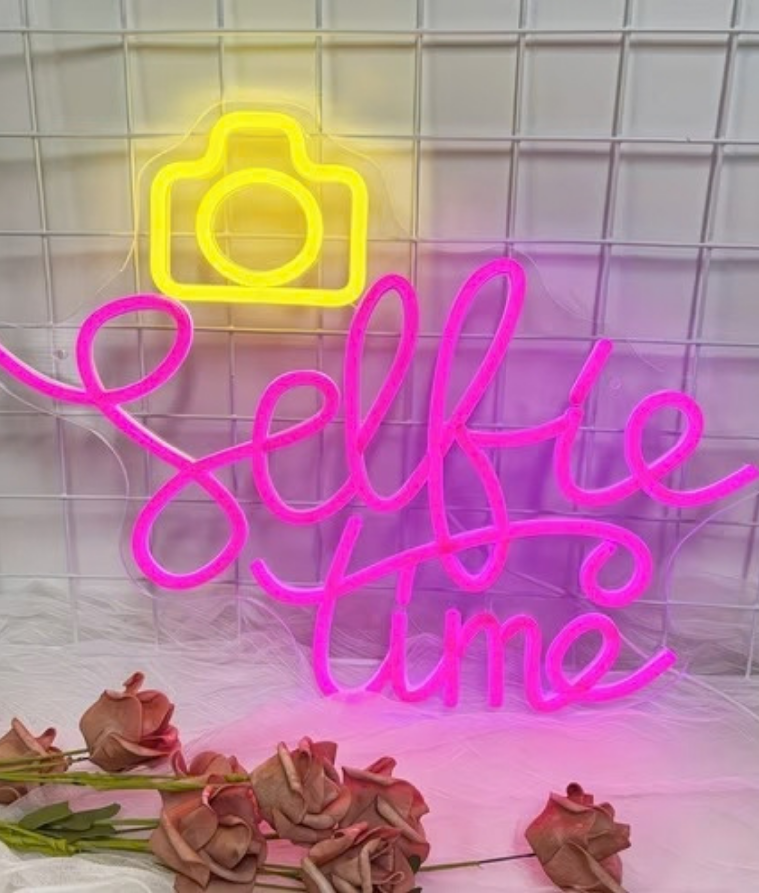 Selfie Time neon lamp, een fotocamera met de tekst Selfie Time in roze en geel