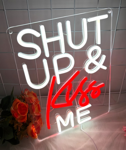 Shut Up & Kiss Me neon lamp, de tekst Shut Up & Kiss Me in wit en rood
