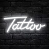 Tattoo wit neon lamp, het woord Tattoo in wit
