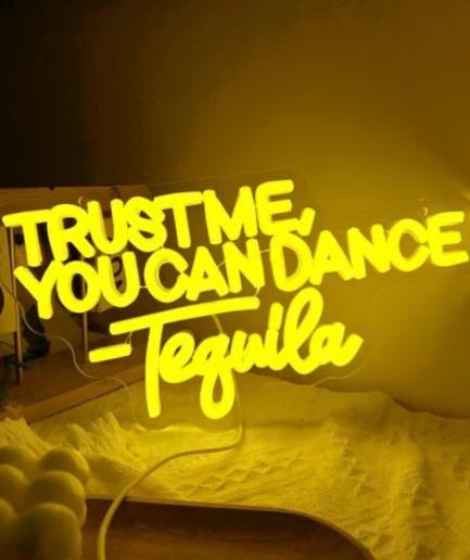Trust Me You Can Dance neon lamp, de tekst Trust Me You Can Dance Tequila in geel