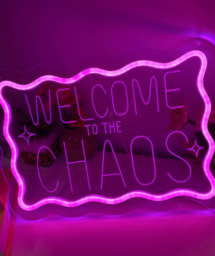 Welcome To The Chaos neon lamp, de tekst Welcome To The Chaos in een golvende lijst in roze