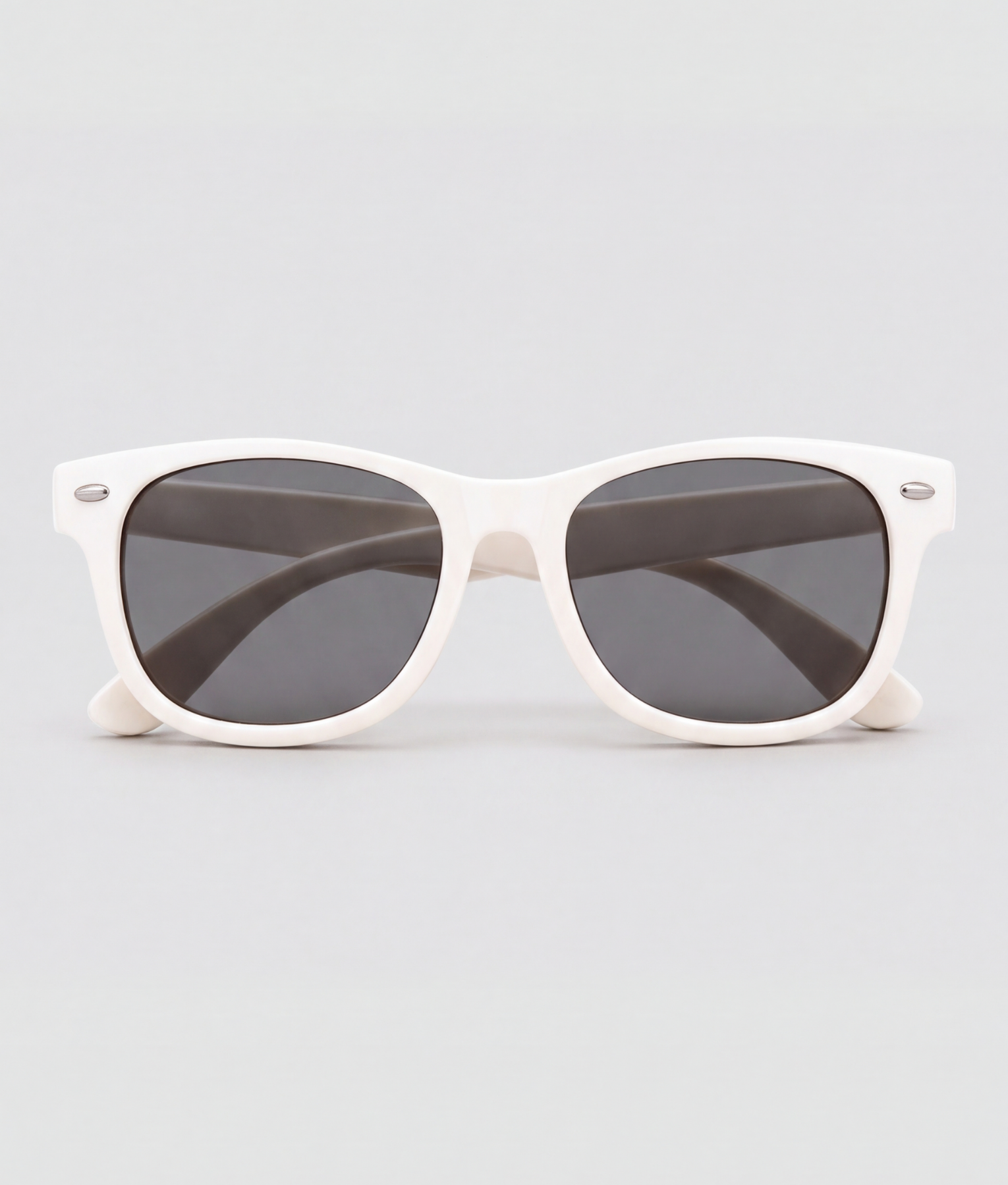 Witte zonnebril, bril met wit montuur en zwart glazen