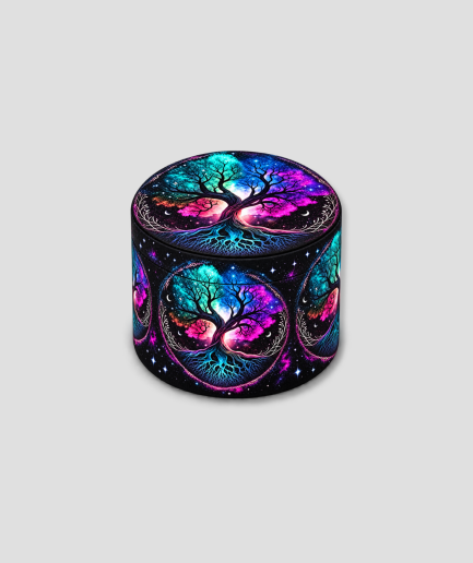 Grinder met een boom in turquoise en roze tegen een sterrenhemel