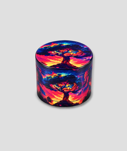 Grinder met een boom in oranje en rood tegen een zonsondergang