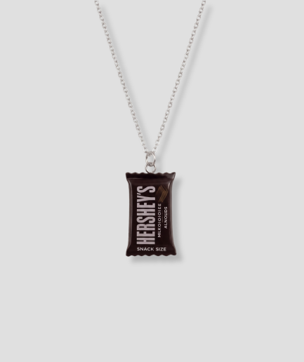 Zilverkleurige ketting met een pure chocoladereep als hanger