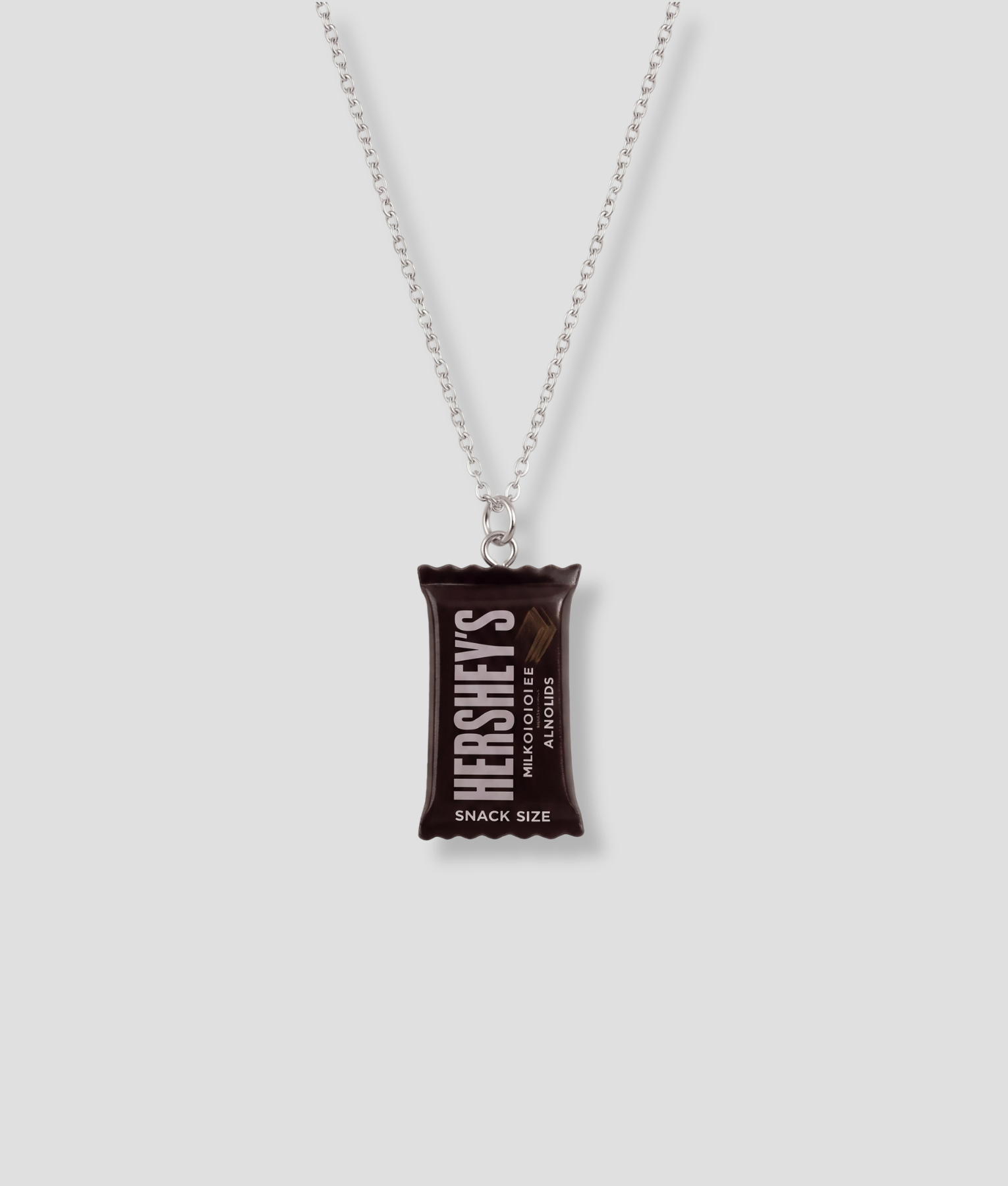 Zilverkleurige ketting met een pure chocoladereep als hanger