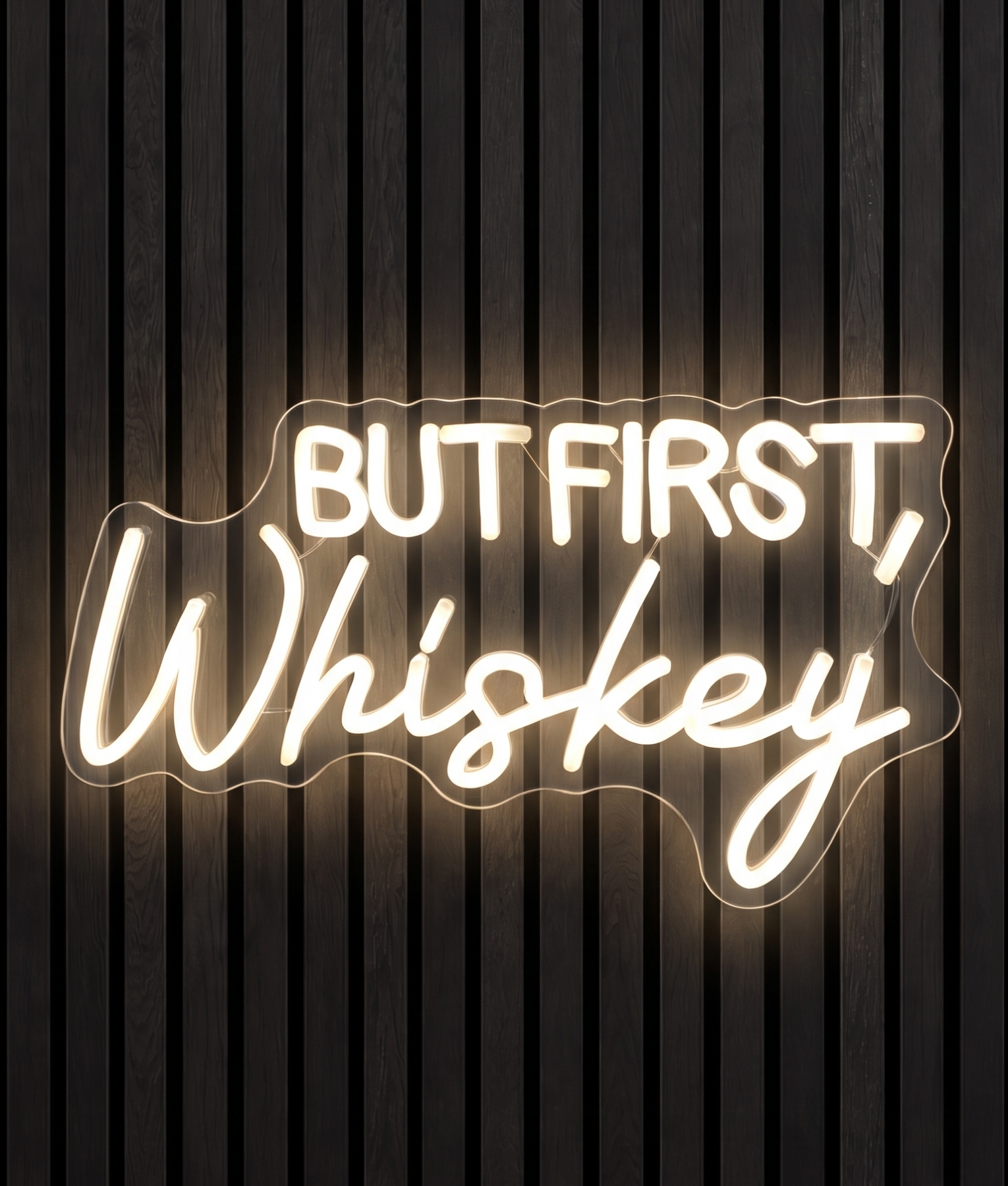 But first whiskey neon lamp met de tekst But first whiskey in warm wit licht
