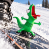 Gillende Gekko snowboard poppetje op een snowboard in de sneeuw