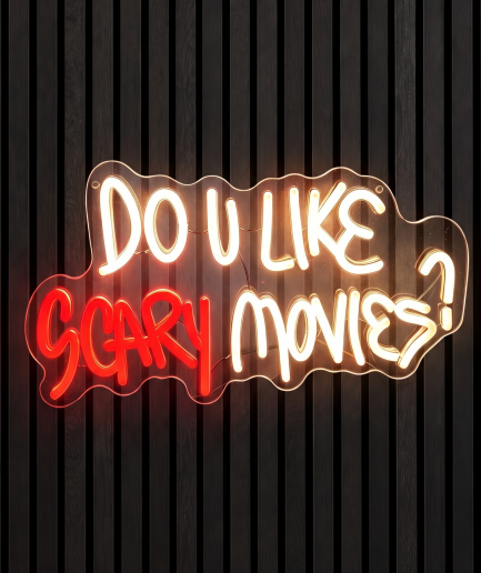Do you like scary movies rood wit neon lamp met de tekst Do you like scary movies in rood en wit licht