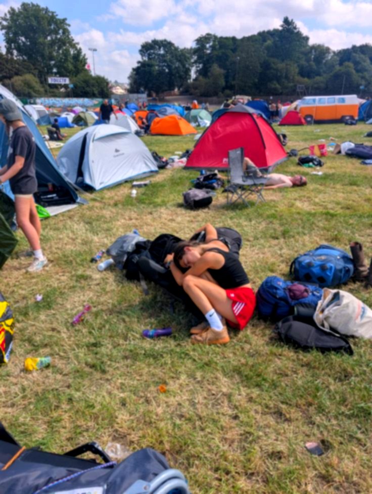 Festivalcamping met tenten in de zon