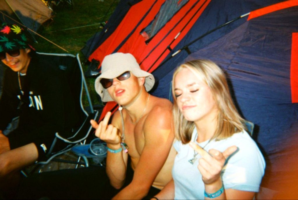 Twee vriendinnen met zonnebril en pet op de camping