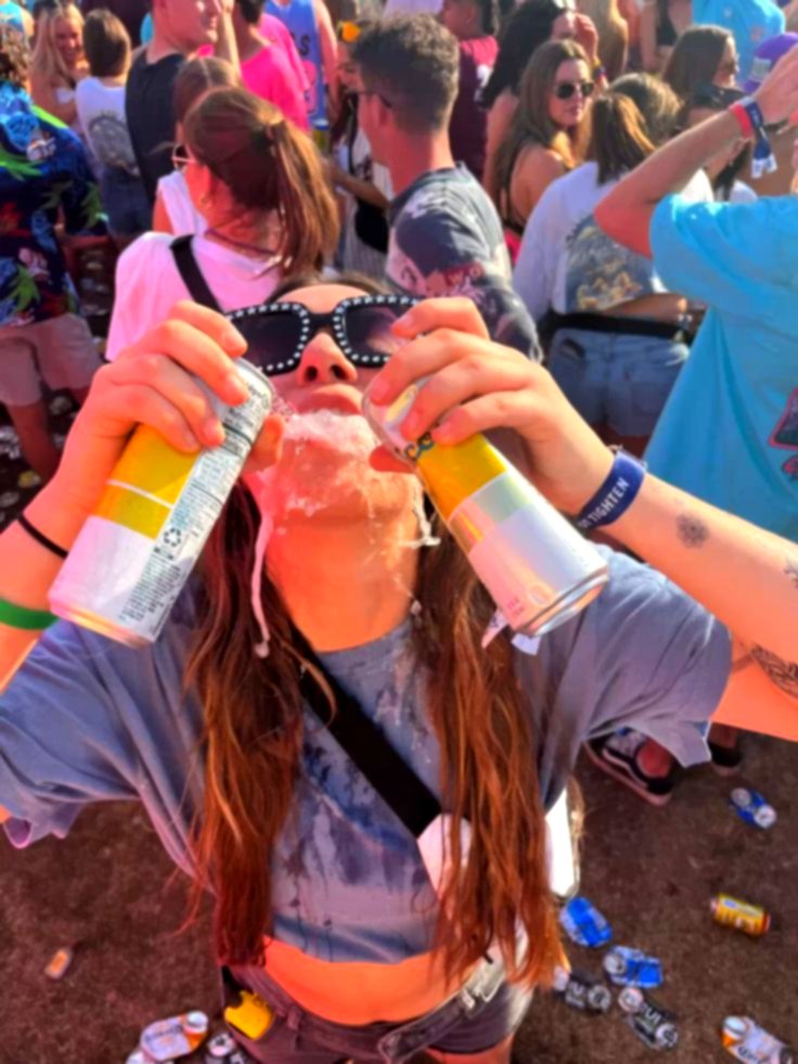 Feestganger met blikjes in de hand in de menigte