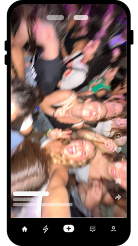 vrienden die feesten op een festival