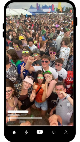 festivalpubliek met gekleurde zonnebrillen