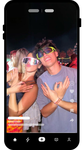 stel met matching festivalbrillen
