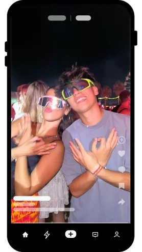 stel met matching festivalbrillen