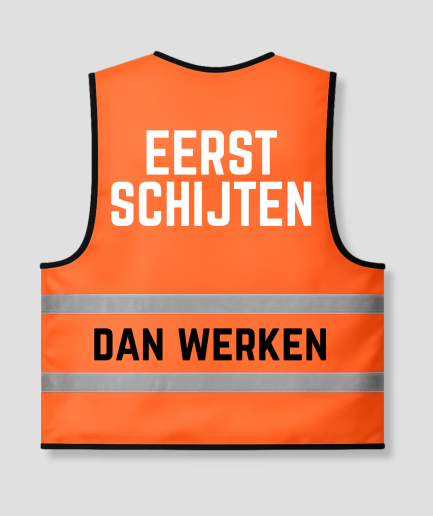 Oranje hesje Eerst schijten dan werken, achterkant met de tekst EERST SCHIJTEN / DAN WERKEN