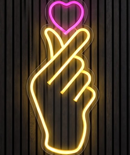 Hand met hartje neon lamp met een hand die een klein hartje maakt in geel licht