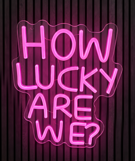 How lucky are we neon lamp met de tekst How lucky are we in roze licht