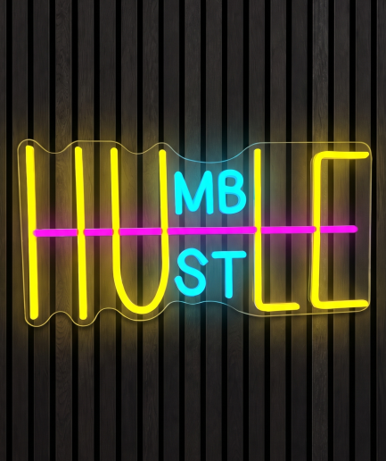 Humble hustle neon lamp met de tekst Humble hustle in geel, roze en blauw licht