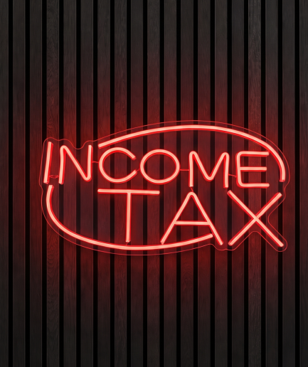 Income tax neon lamp met de tekst Income tax in oranjerood licht