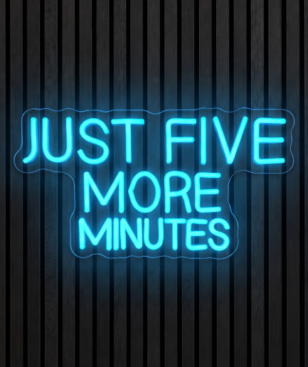 Just five more minutes neon lamp met de tekst Just five more minutes in blauw licht