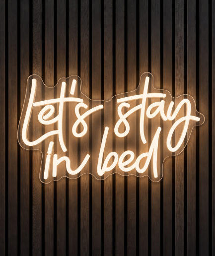 Lets stay in bed neon lamp met de tekst Lets stay in bed in warm wit licht