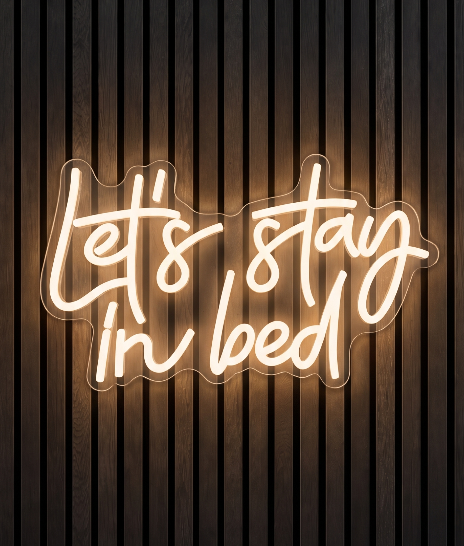 Lets stay in bed neon lamp met de tekst Lets stay in bed in warm wit licht