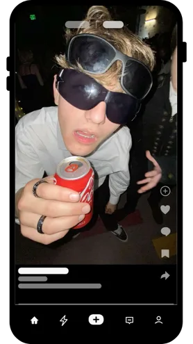 jongen met oversized zonnebril op een feest