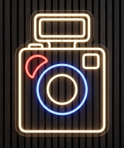 Instantcamera neon lamp, een instantcamera in wit, rood en blauw
