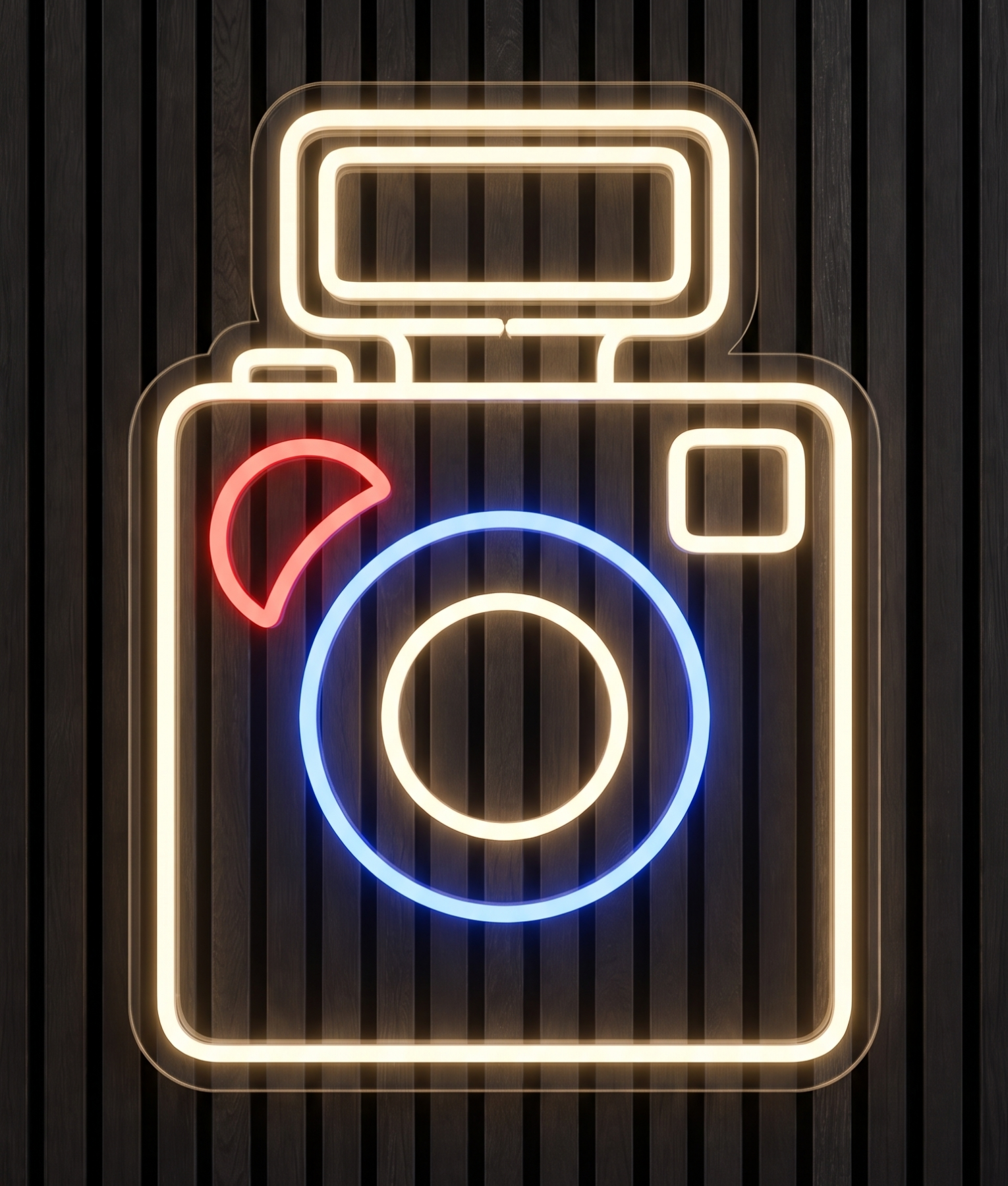 Instantcamera neon lamp, een instantcamera in wit, rood en blauw