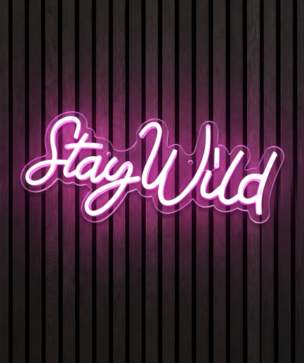 Stay wild neon lamp met de tekst Stay wild in roze en wit licht