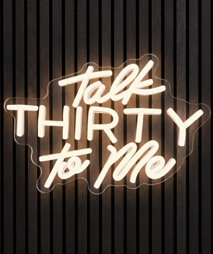 Talk thirty to me neon lamp met de tekst Talk thirty to me in warm wit licht
