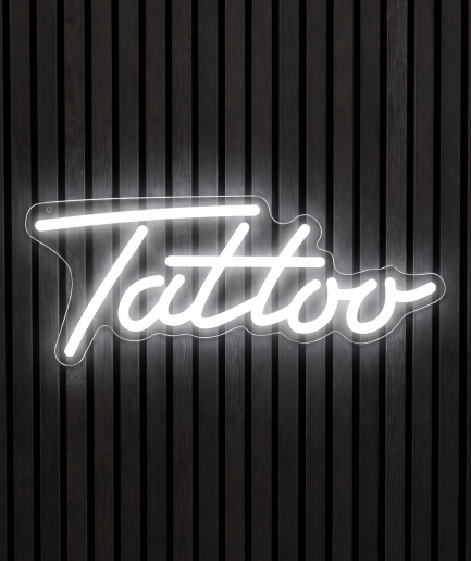 Tattoo wit neon verlichting