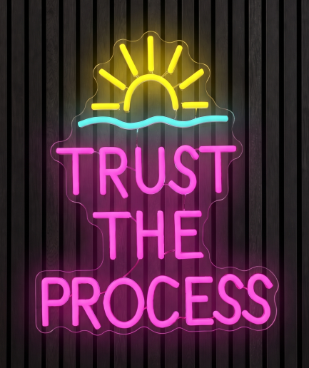 Trust the process neon lamp met de tekst Trust the process met een opkomende zon in roze en geel licht
