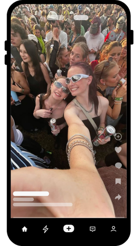 vrienden met witte rave brillen op een festival