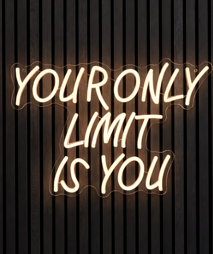 Your only limit is you neon lamp met de tekst Your only limit is you in warm wit licht