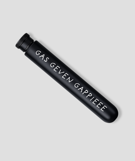 Ronde zwarte heupfles met de tekst Gas geven gappieee