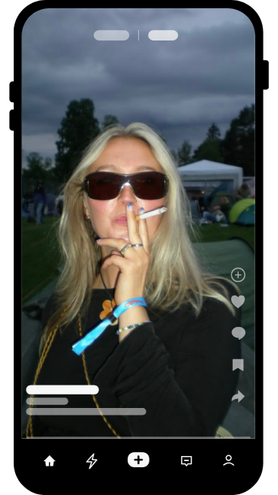 vrouw met zwarte zonnebril op een festival