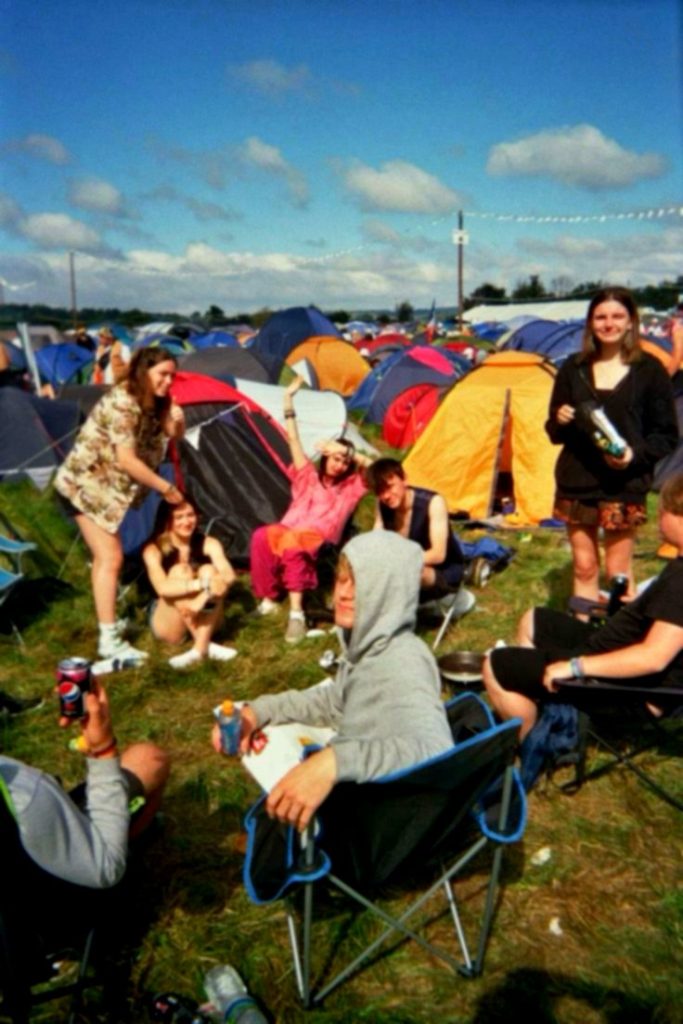 Camping op een festival met tentjes en campingstoelen