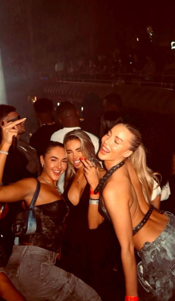 Drie vriendinnen in het donker op een festival, flitsfoto