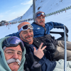 Grappige skimaskers in de skilift