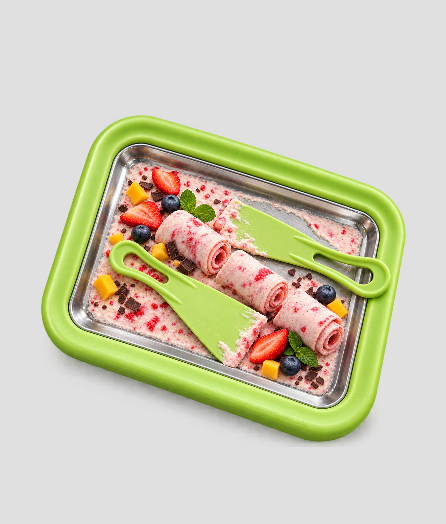 Ijsrolmaker groen met zelfgemaakte ijsrolletjes en twee spatels
