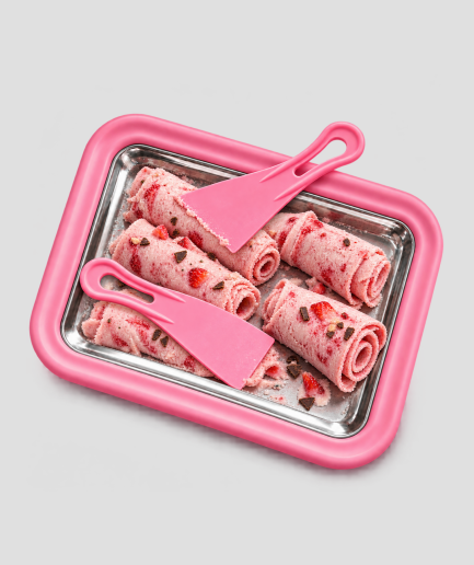 Ijsrolmaker roze met zelfgemaakte ijsrolletjes en twee spatels