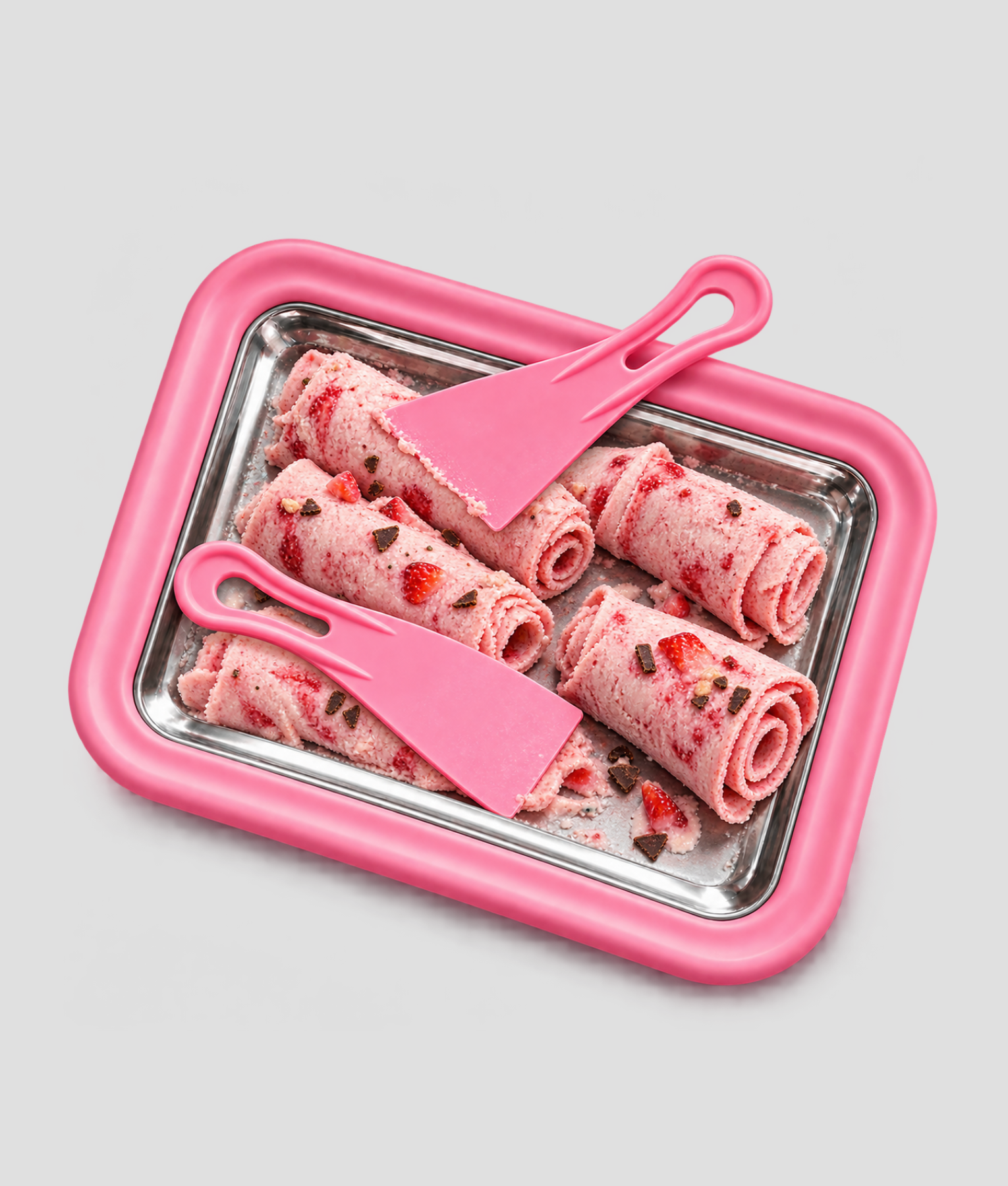 Ijsrolmaker roze met zelfgemaakte ijsrolletjes en twee spatels
