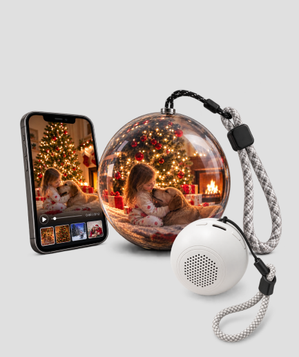 Video kerstbal met eigen foto en video, naast een telefoon