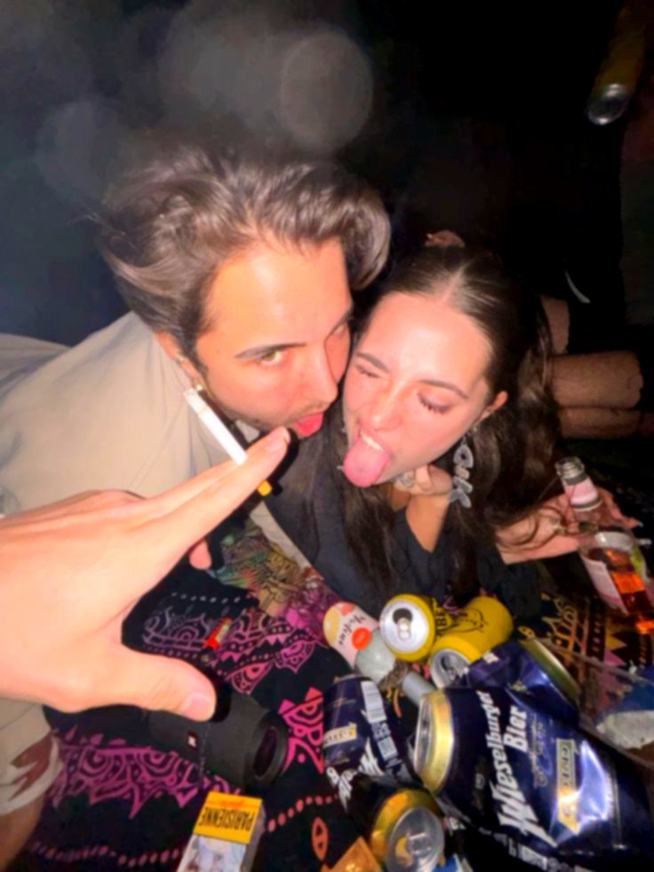 Stel samen op de foto op een festival in de avond